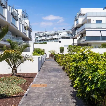 2 Bedrooms By The Ocean With Pool & Backyard Lägenhet